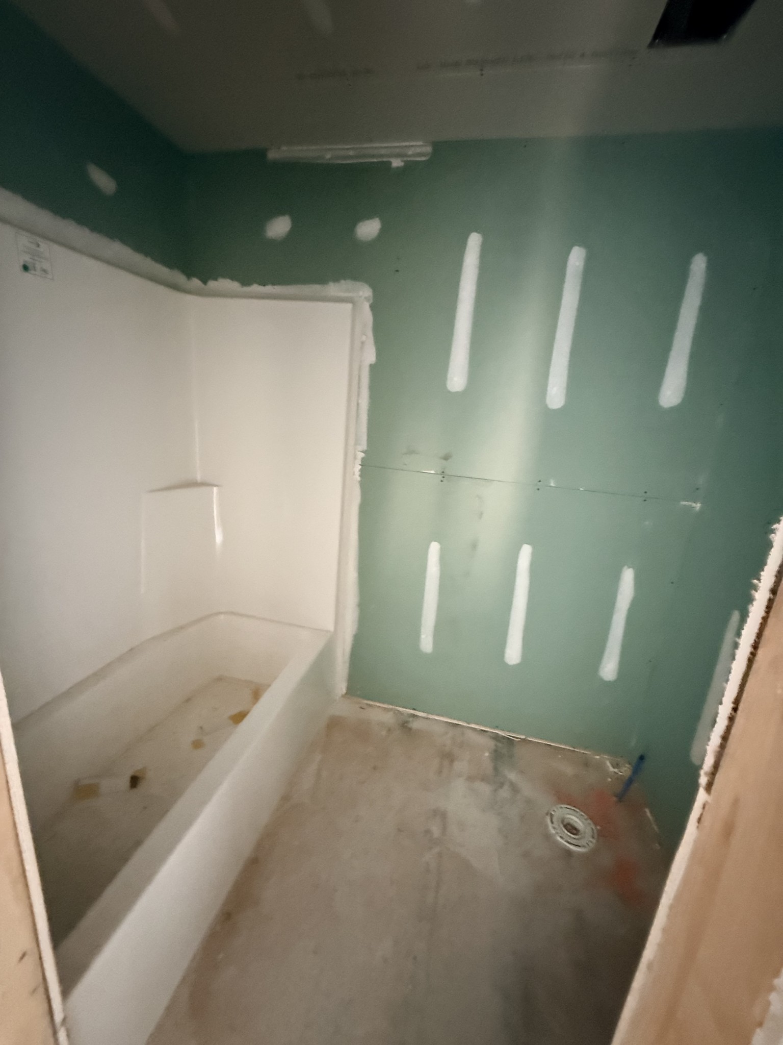 362 Ridge Street Manchester, TN 37355 - Photo 15 of 18 a bathroom with a bathtub