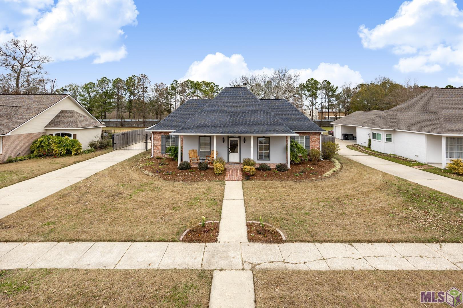 12931 Carrington Pl Avenue Baton Rouge, LA 70817 - Photo 2 of 28