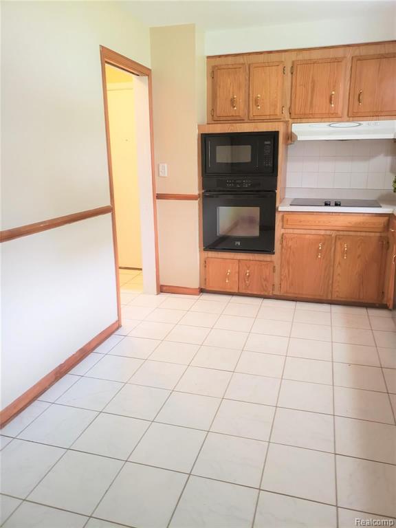 28411 Ridgebrook Road Farmington Hills, MI 48334 - Photo 8 of 35