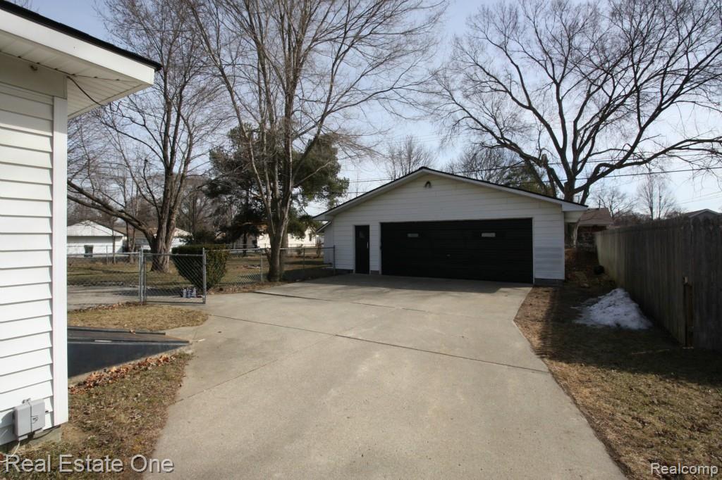 2533 Harrison Avenue Rochester, MI 48307 - Photo 15 of 16 14--back.jpg