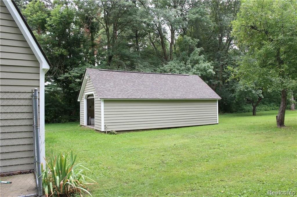 2724 Hickory Lawn Road Rochester Hills, MI 48307 - Photo 26 of 30