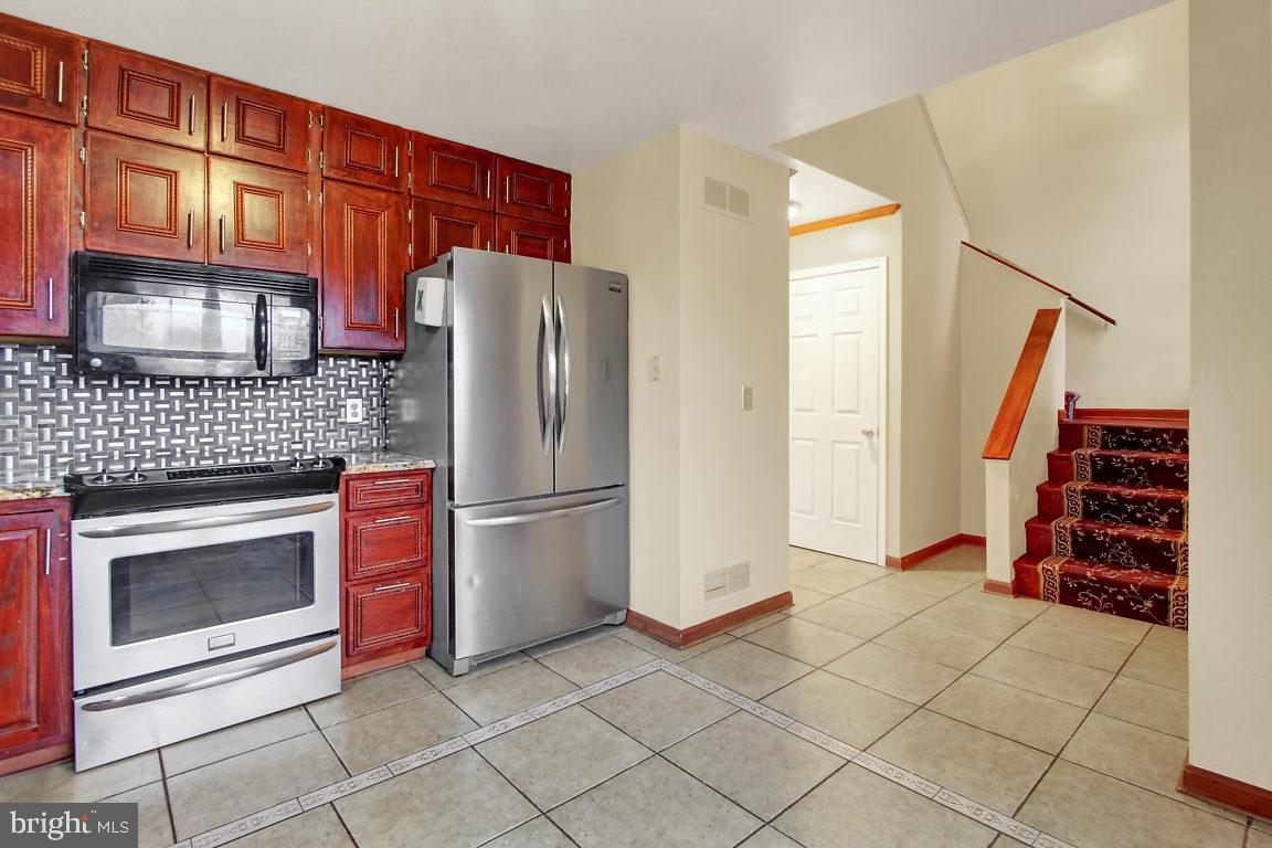 1953 Deer Path Road Harrisburg, PA 17110 - Photo 4 of 25 Kitchen
