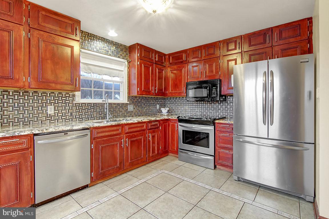 1953 Deer Path Road Harrisburg, PA 17110 - Photo 5 of 25 Kitchen