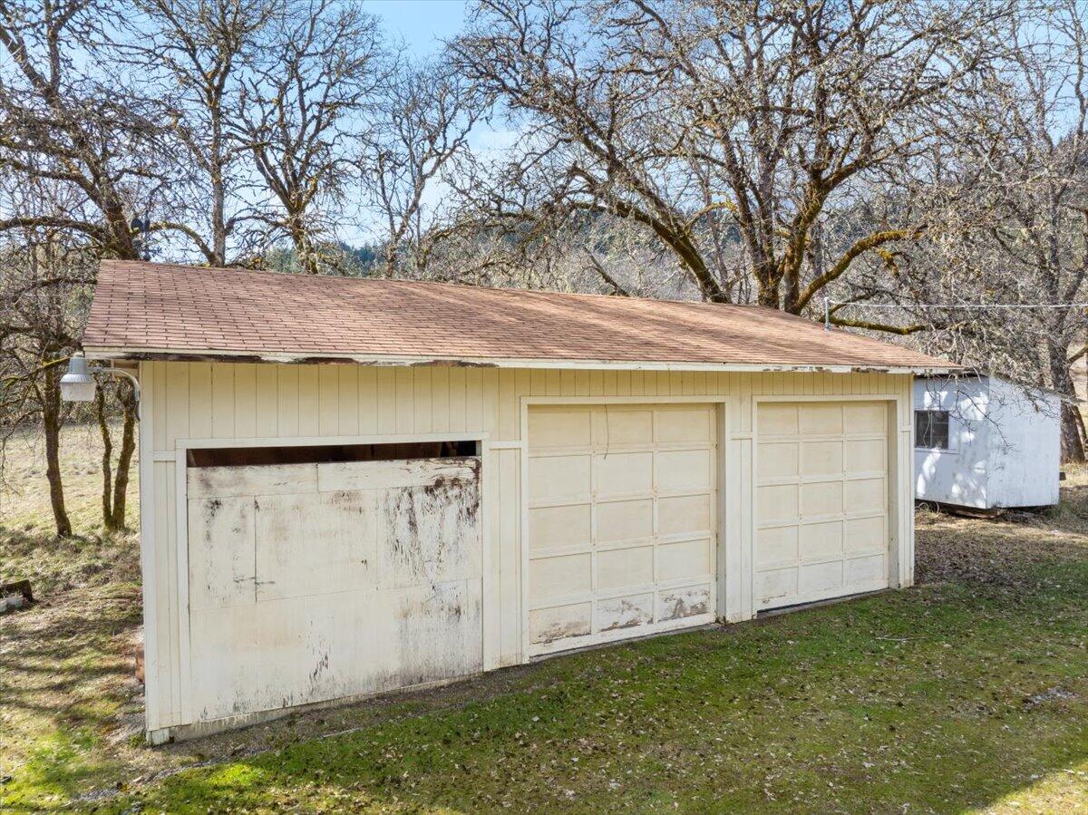 6526 Tunnel Loop Road Grants Pass, OR 97526 - Photo 40 of 54 16-DJI_0941