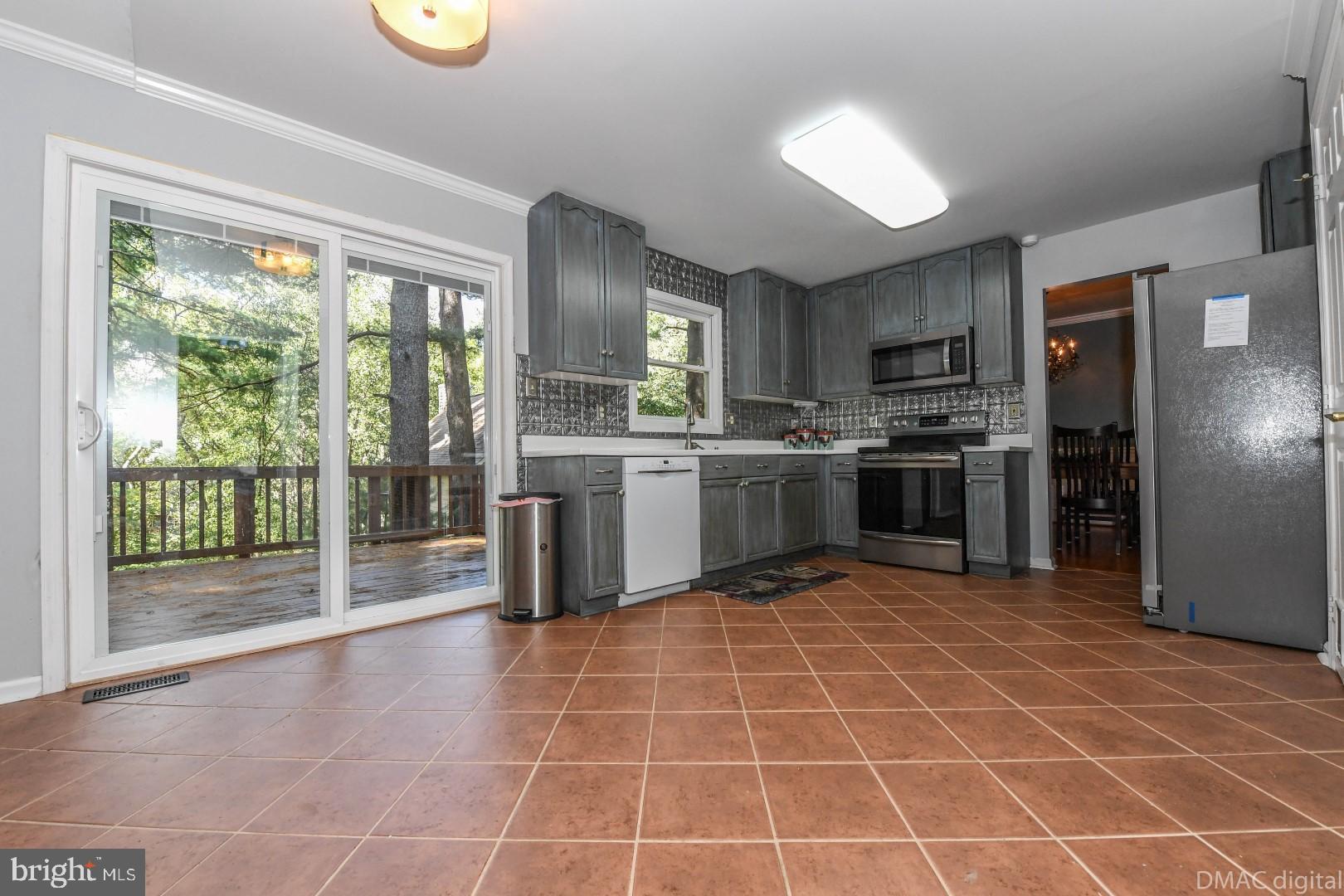 6786 Balmoral Ridge New Market, MD 21774 - Photo 19 of 36 Large eat-in kitchen
