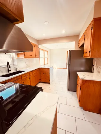 $1,600 | 2823 West 71st Street, Chicago, IL 60629