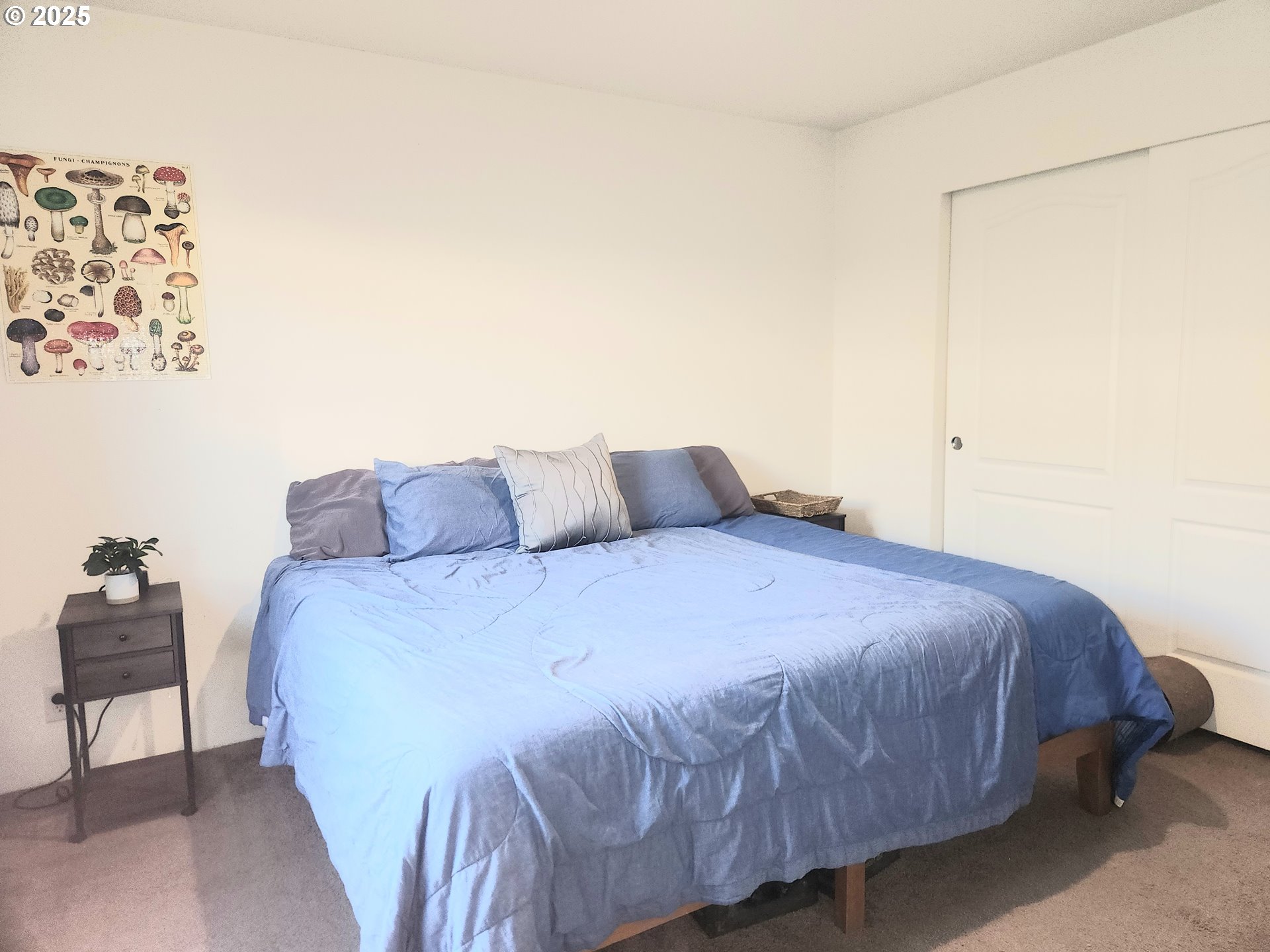 515 Southeast Sheridan Road, Unit 6 Sheridan, OR 97378 - Photo 22 of 30 a bedroom with a bed and a lamp with window