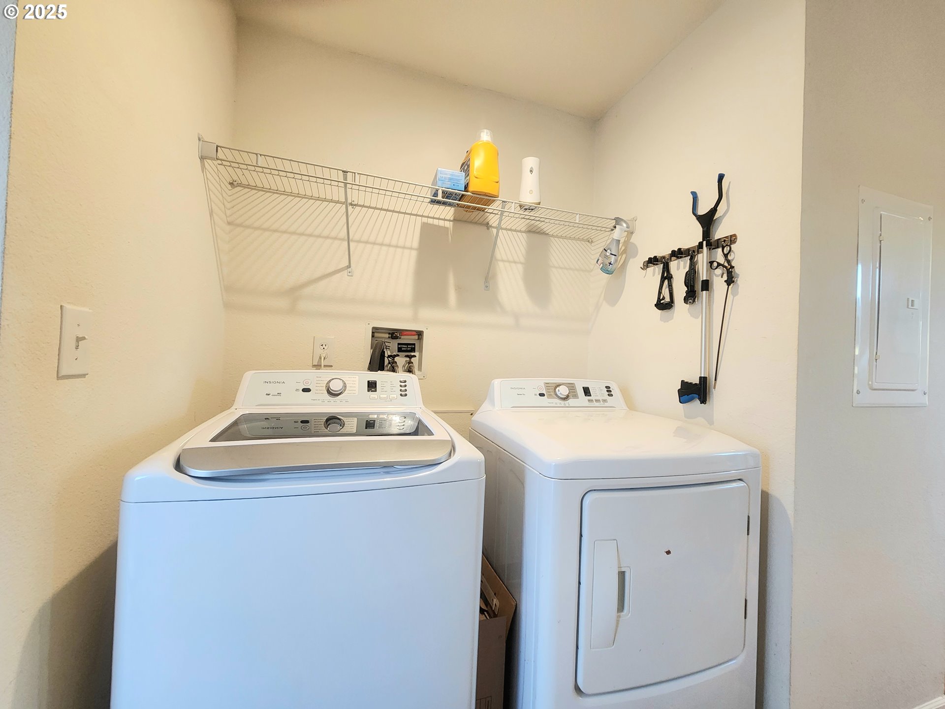 515 Southeast Sheridan Road, Unit 6 Sheridan, OR 97378 - Photo 24 of 30 a utility room with dryer and washer