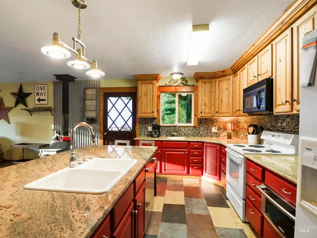 $775,000 | 605 West Mountain Road, Cascade, ID 83611