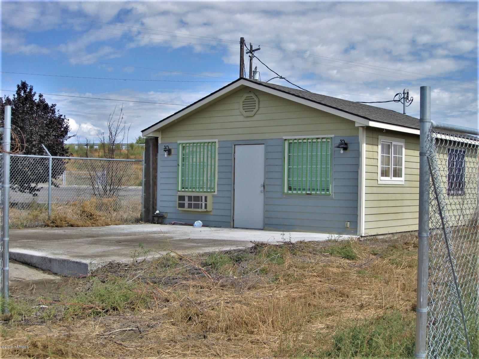 404-406 Stover Road Grandview, WA 98930 - Photo 4 of 6 a house with yard in front of it