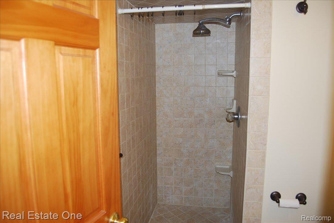 873 Briar Court Rochester, MI 48309 - Photo 14 of 20 Master Shower