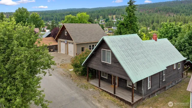 an aerial view of a house having yard