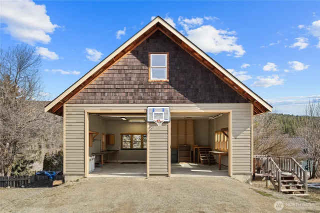 a view of a livingroom with furniture