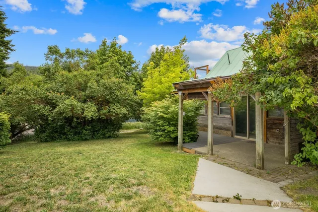a view of a house with a trees