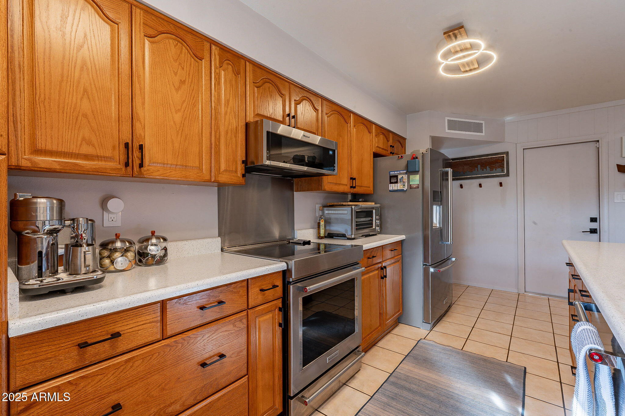 21 West Del Rio Drive Tempe, AZ 85282 - Photo 9 of 33 Beautiful Wood Cabinets!