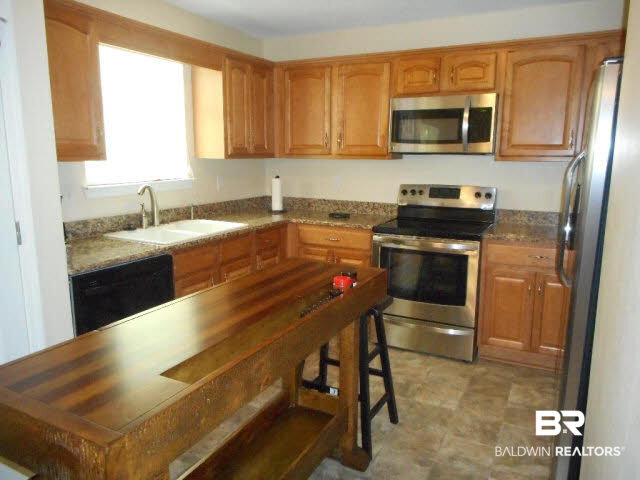 16648 Vanilla Drive Foley, AL 36535 - Photo 22 of 35 Kitchen