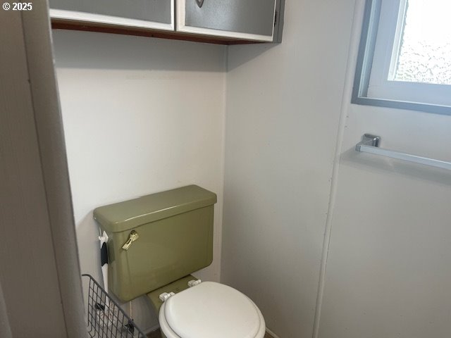 98620 Camellia Drive Brookings, OR 97415 - Photo 18 of 26 a bathroom with a toilet