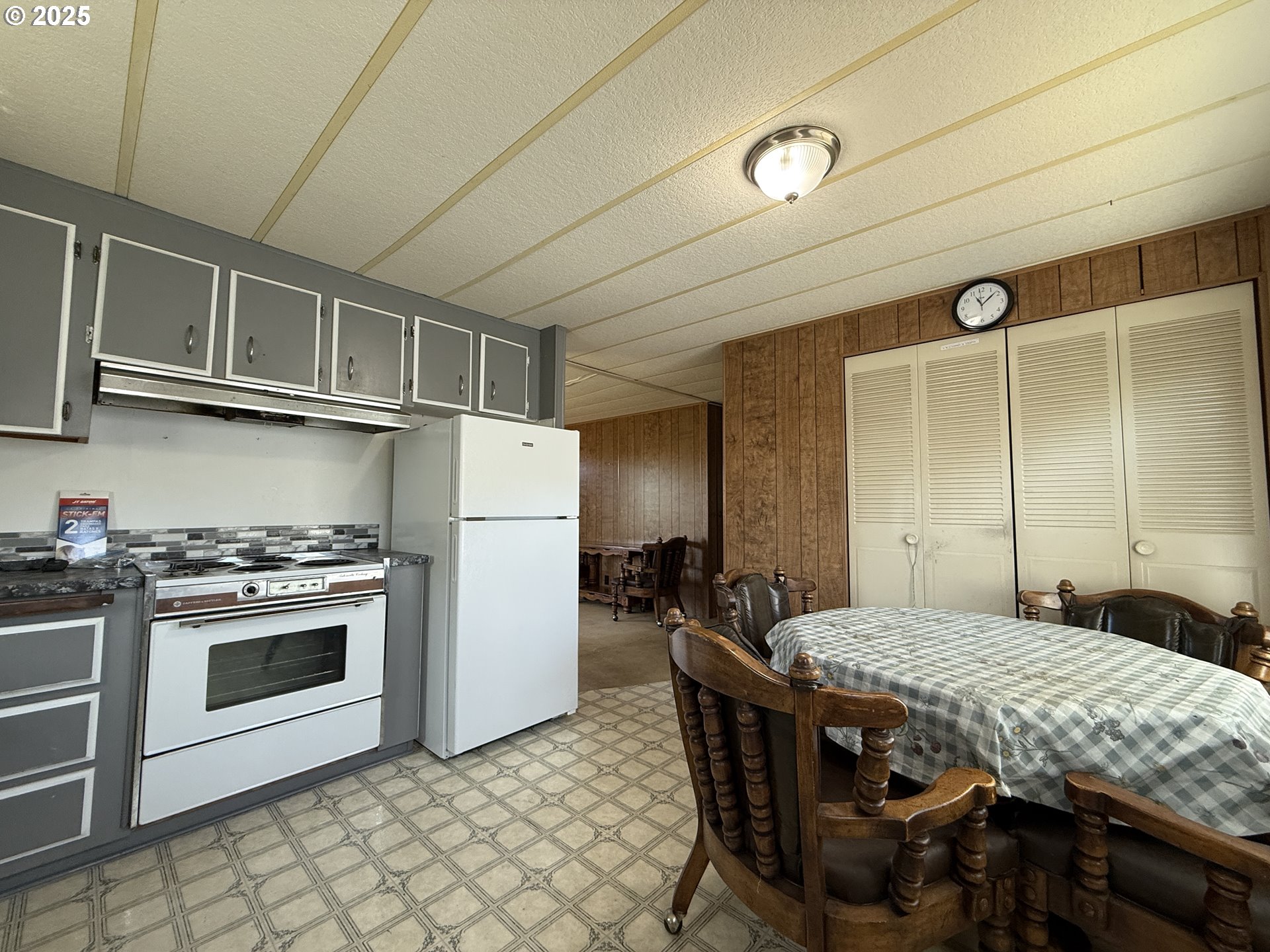 98620 Camellia Drive Brookings, OR 97415 - Photo 9 of 26 a kitchen with a stove a refrigerator and a dining table