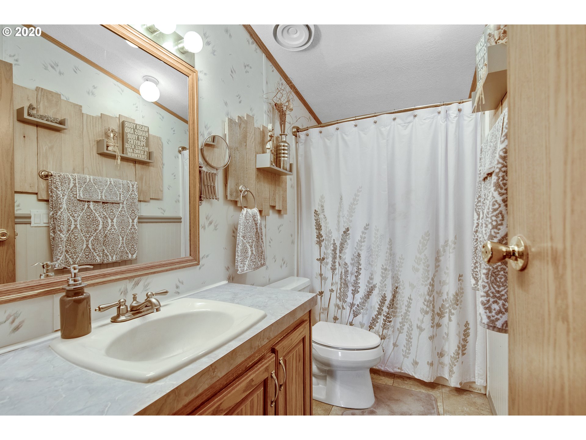 1500 South Sandoz Road, Unit 33 Newberg, OR 97132 - Photo 21 of 29 a bathroom with a sink toilet and shower