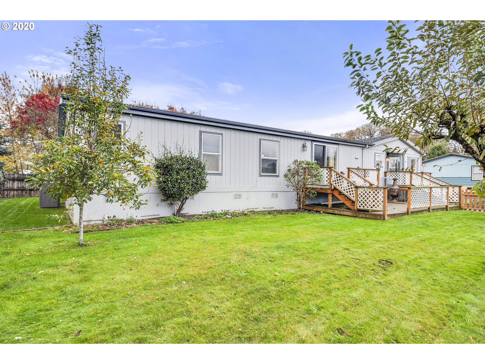 1500 South Sandoz Road, Unit 33 Newberg, OR 97132 - Photo 25 of 29 a backyard of a house with table and chairs