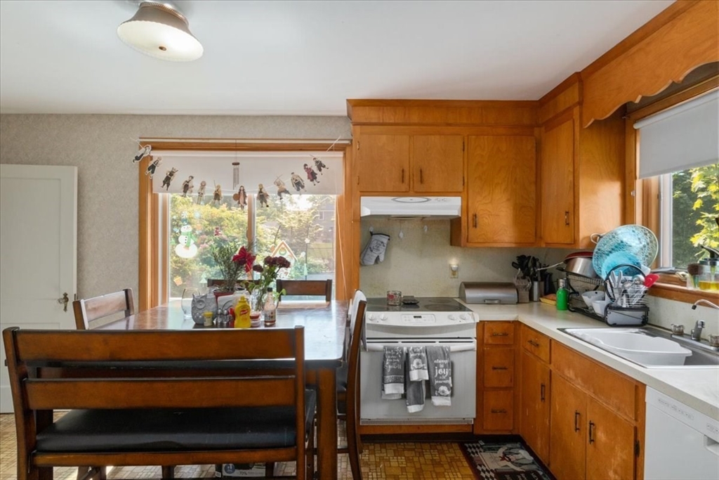 152 Hawthorn Road Braintree, MA 02184 - Photo 8 of 21 Gallery Image 8