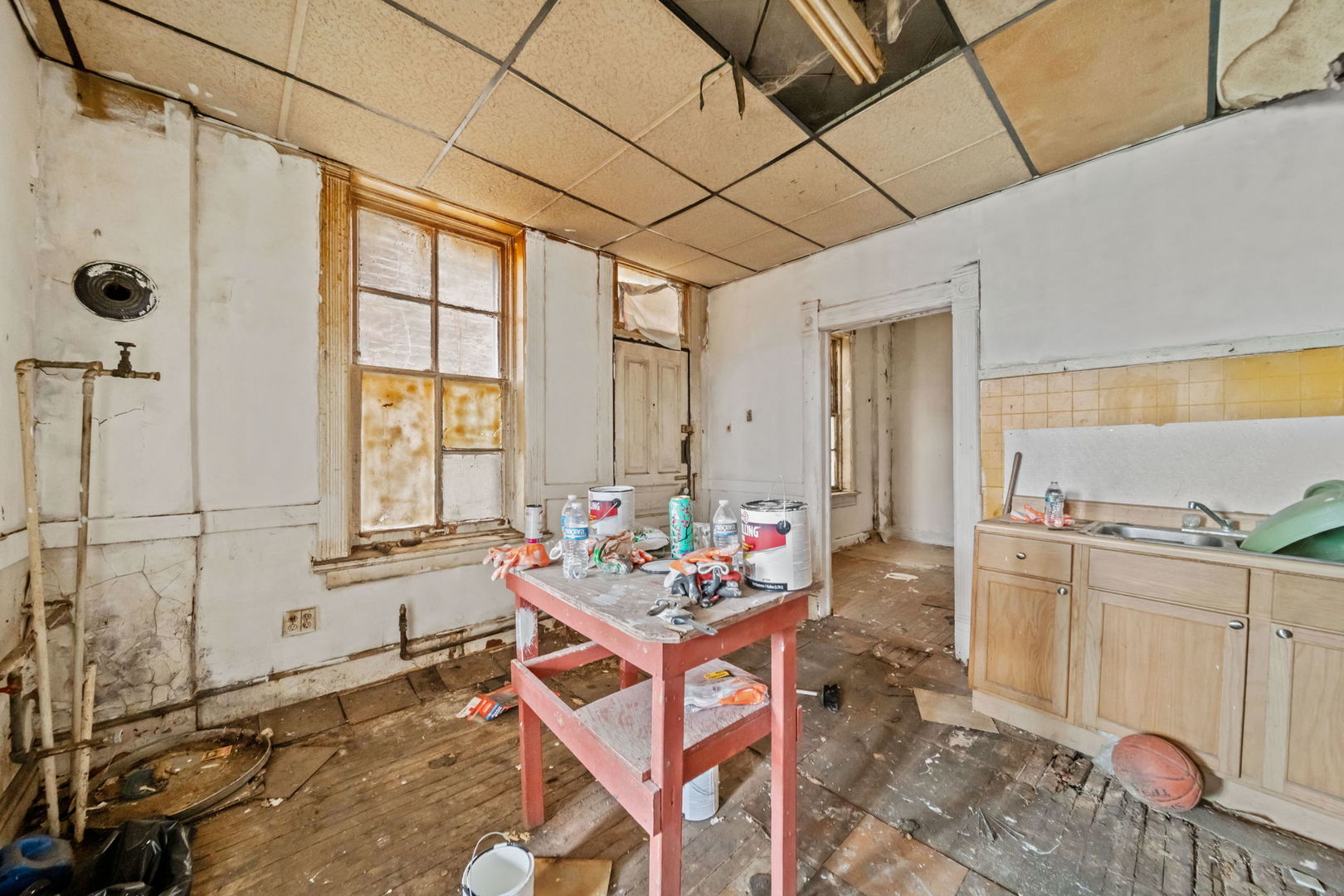 2236 West 19th Street Chicago, IL 60608 - Photo 21 of 40 a living room with furniture and a window