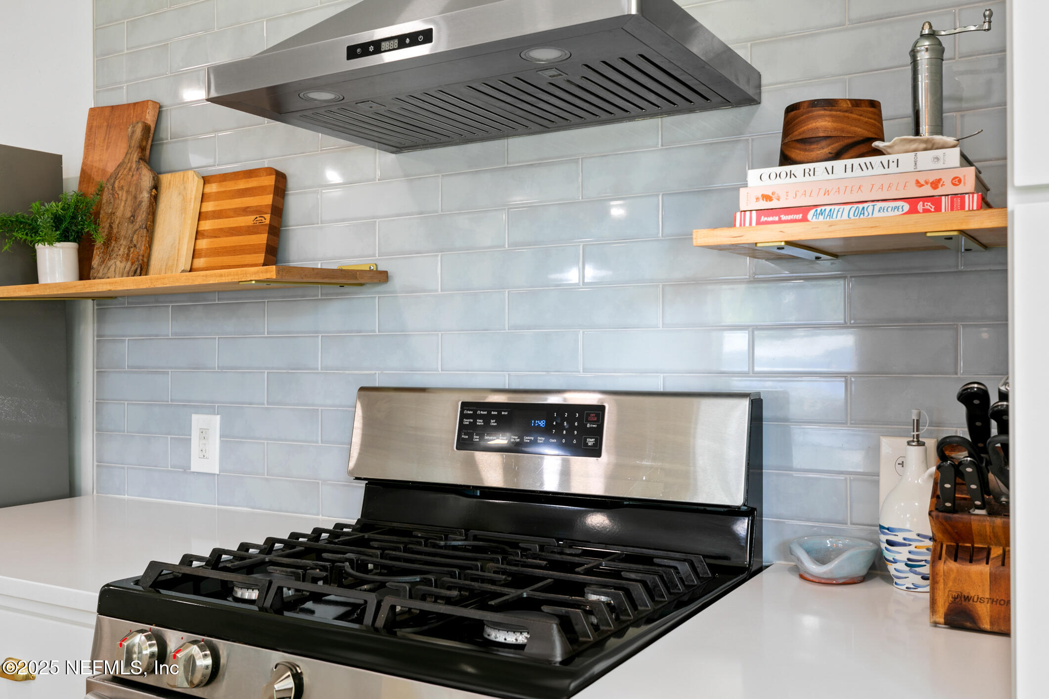 452 Sargo Road Atlantic Beach, FL 32233 - Photo 21 of 74 Kitchen with gas range