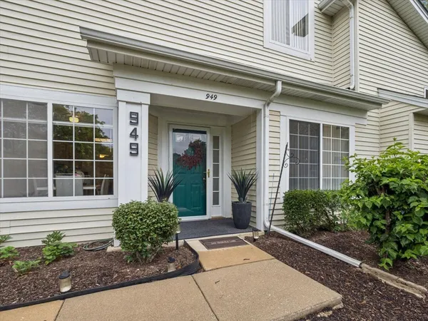 $349,900 | 949 Charlela Lane, Elk Grove Village, IL 60007