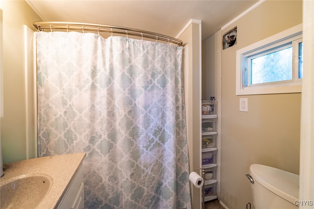 470 Chatfield Road Elbridge, NY 13060 - Photo 17 of 32 Owner's suite bathroom with soaking tub.