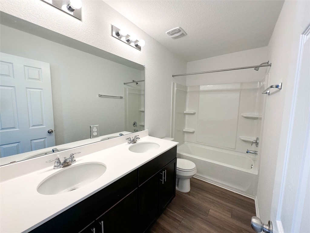 925 Duskywing Way Georgetown, TX 78626 - Photo 21 of 28 Secondary bathroom with dual vanities shared between both secondary bedrooms
