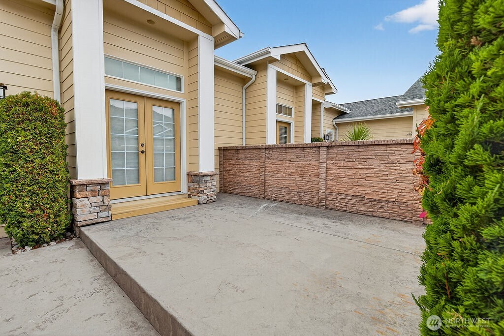 1845 Maple Street, Unit 26 Wenatchee, WA 98801 - Photo 12 of 40 front view of a house with a yard
