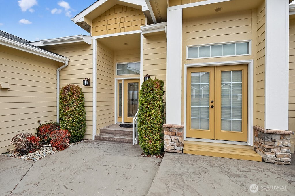 1845 Maple Street, Unit 26 Wenatchee, WA 98801 - Photo 13 of 40 a view of a house with potted plants