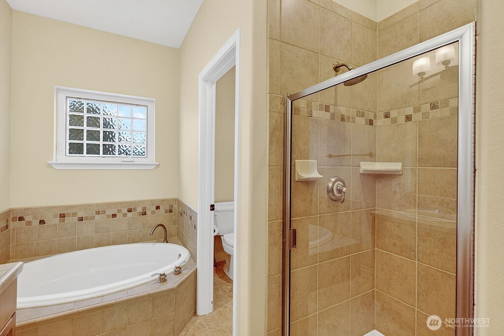 1845 Maple Street, Unit 26 Wenatchee, WA 98801 - Photo 29 of 40 a bathroom with a bathtub and a shower