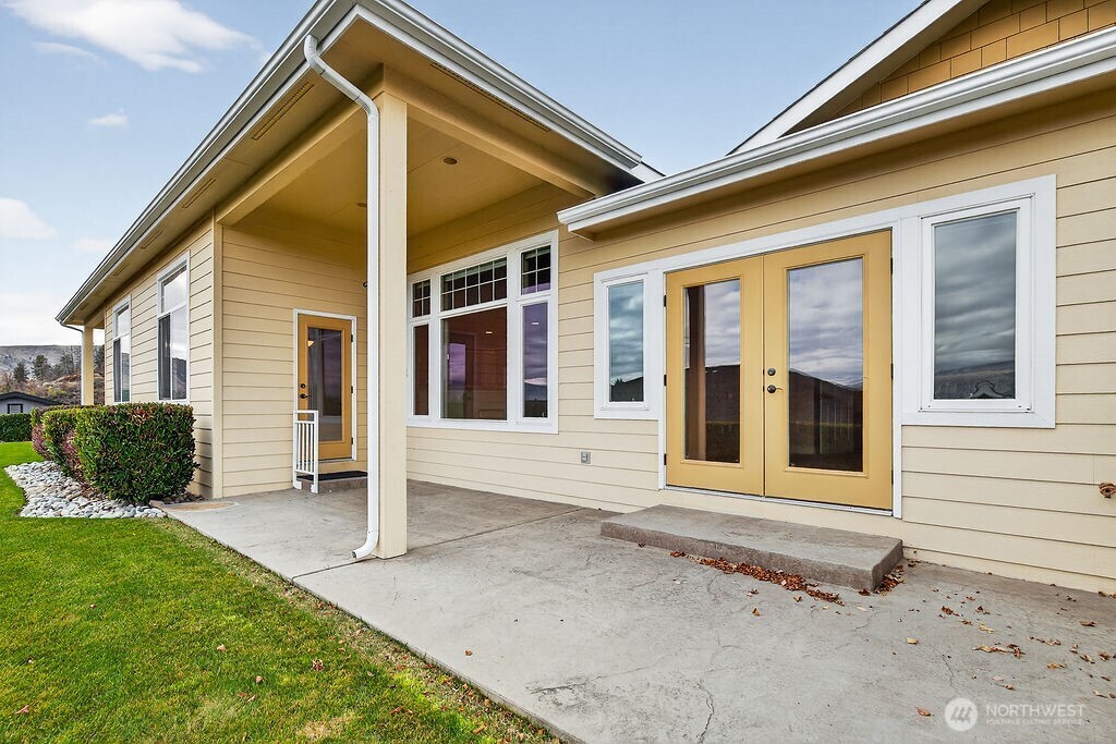 1845 Maple Street, Unit 26 Wenatchee, WA 98801 - Photo 3 of 40 a view of a house with a yard