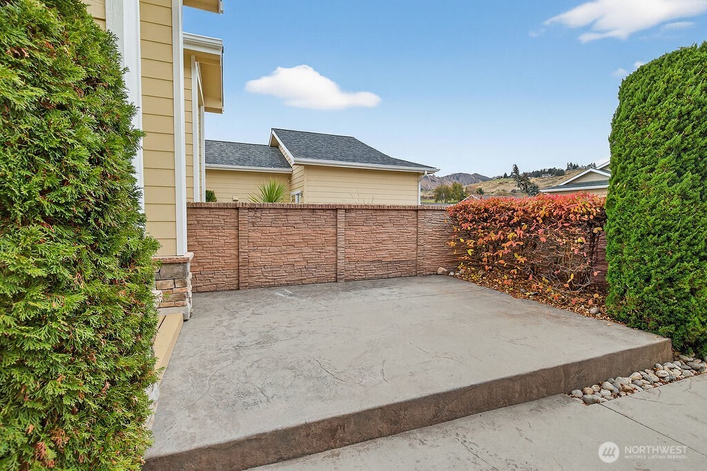 1845 Maple Street, Unit 26 Wenatchee, WA 98801 - Photo 37 of 40 a view of a outdoor space