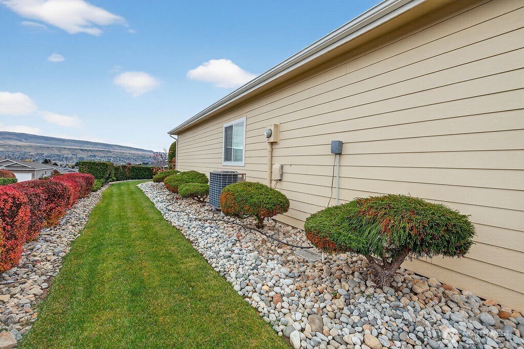 1845 Maple Street, Unit 26 Wenatchee, WA 98801 - Photo 38 of 40 a backyard of a house with a garden