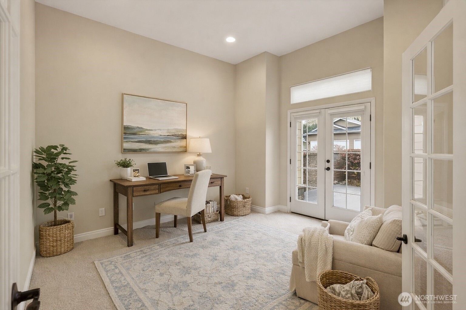 1845 Maple Street, Unit 26 Wenatchee, WA 98801 - Photo 4 of 40 a living room with furniture and a potted plant