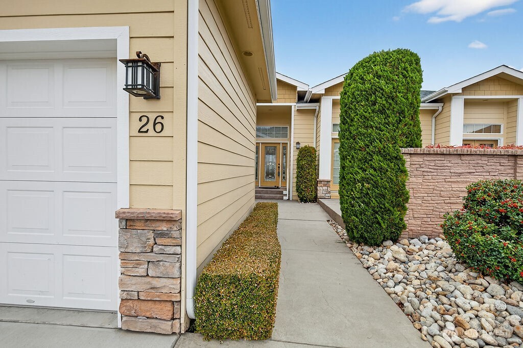 1845 Maple Street, Unit 26 Wenatchee, WA 98801 - Photo 10 of 40 a view of entryway front of house
