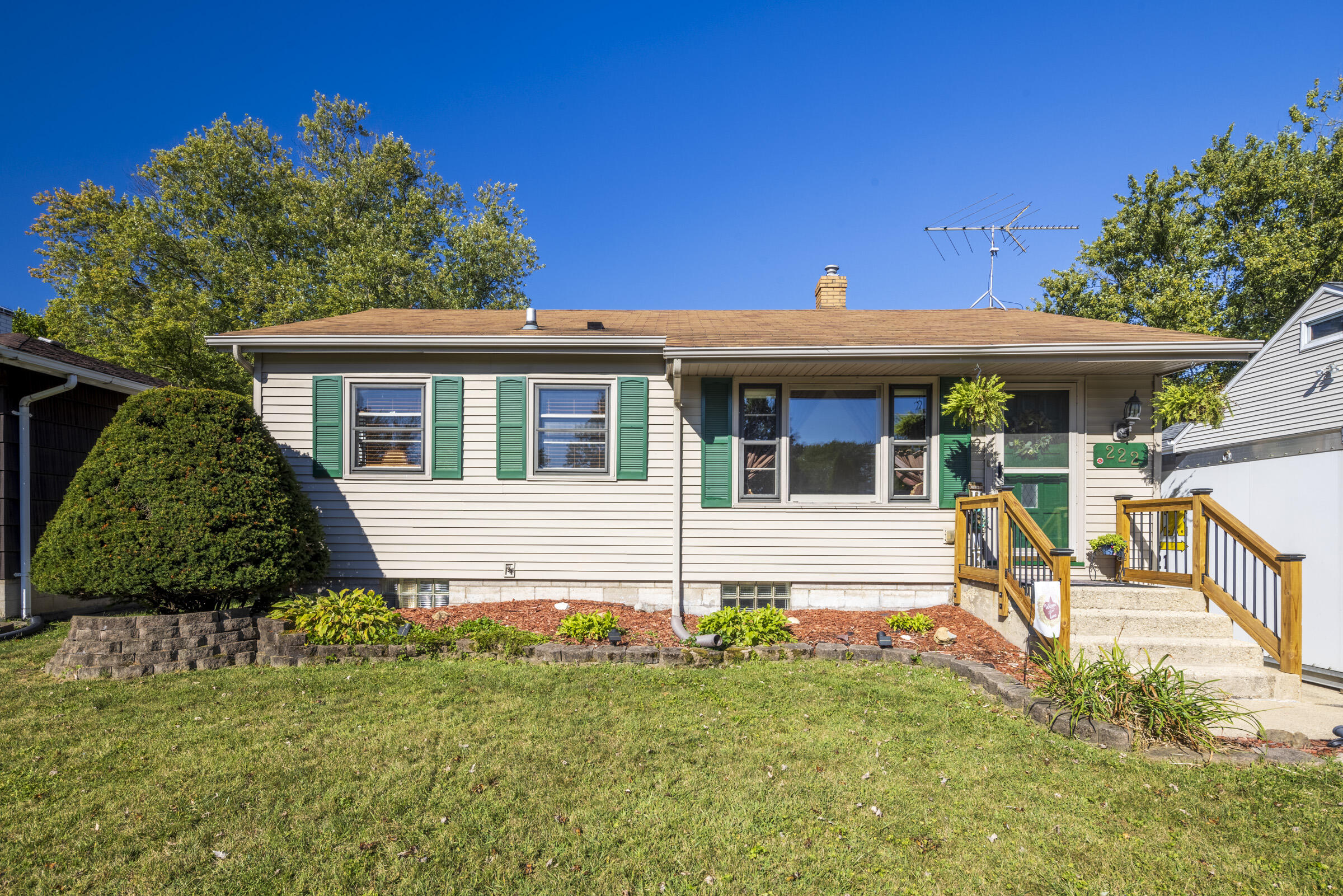 222 Dwiggins Griffith, IN 46319 - Photo 1 of 14 2400x1601