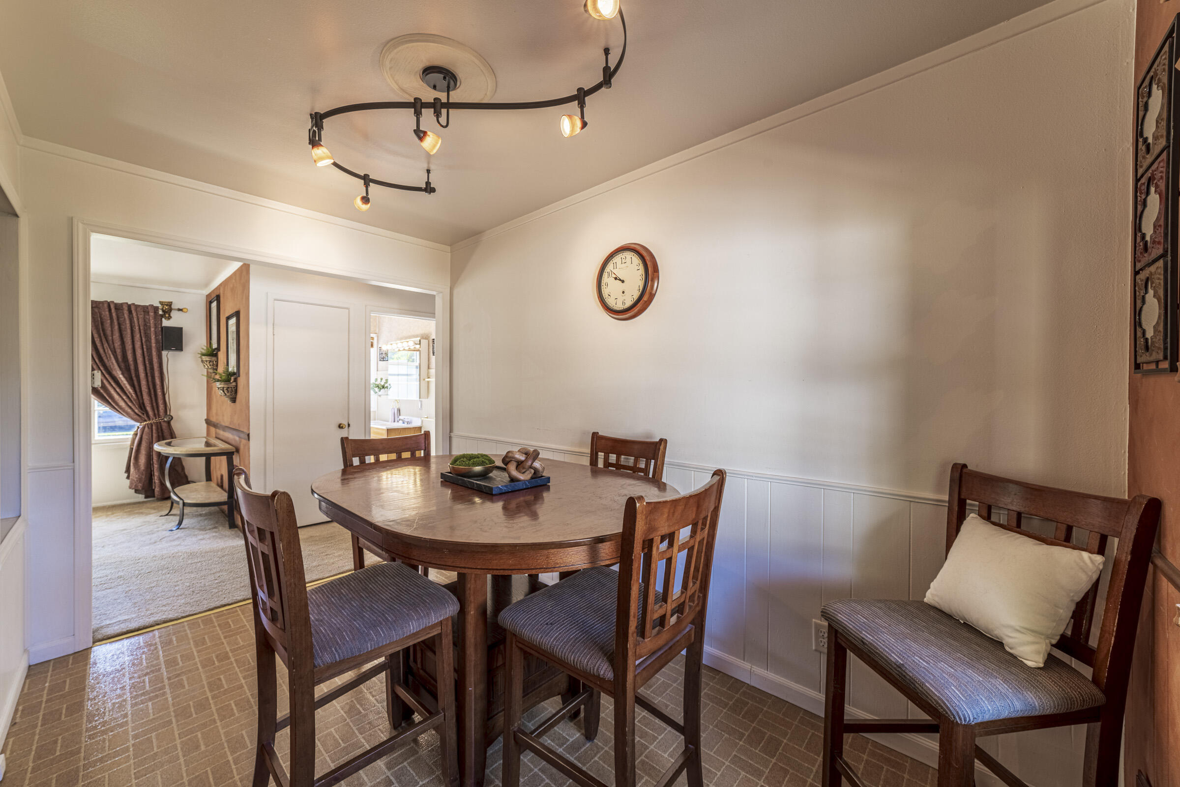 222 Dwiggins Griffith, IN 46319 - Photo 5 of 14 2400x1601