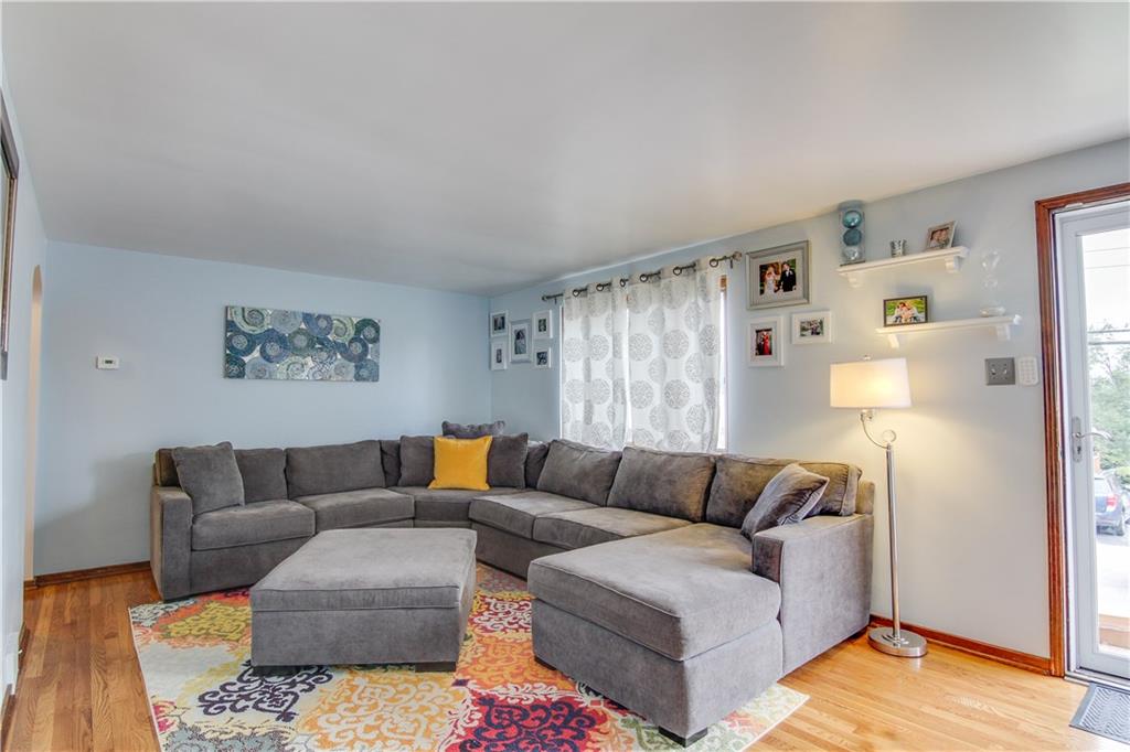 285 Wheeler Avenue McKees Rocks, PA 15136 - Photo 2 of 13 Spacious Living Room