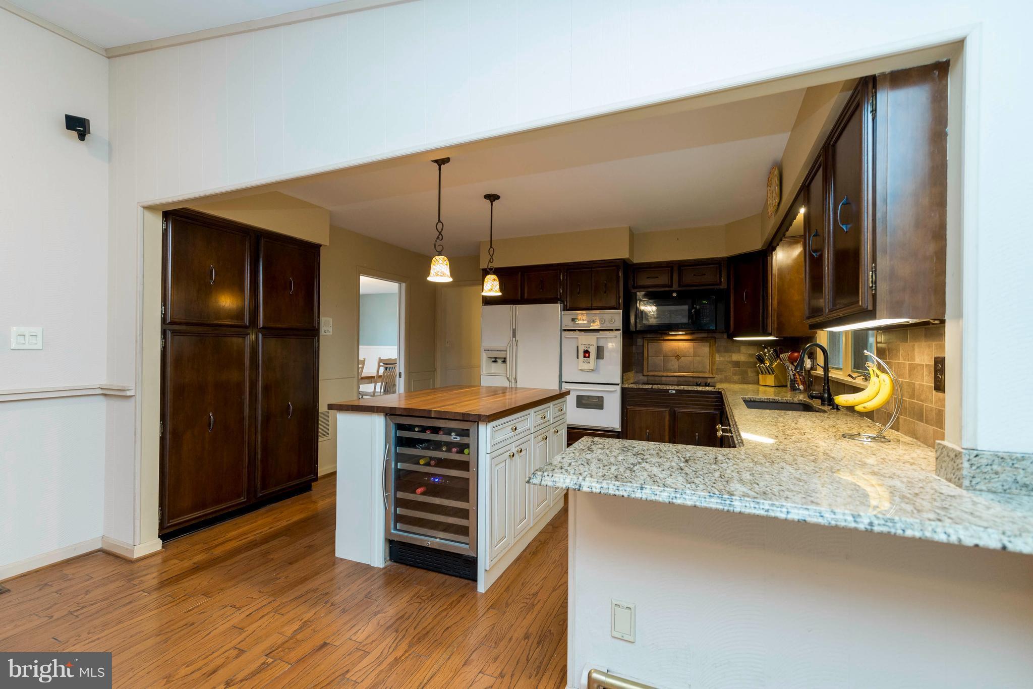3 Stonehurst Road Phoenix, MD 21131 - Photo 8 of 30 Open kitchen with granite countertops