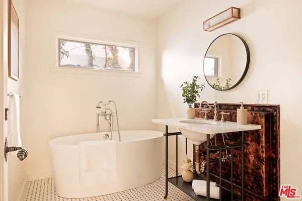 $5,495,000 | 4818 Bonvue Avenue, Los Angeles, CA 90027