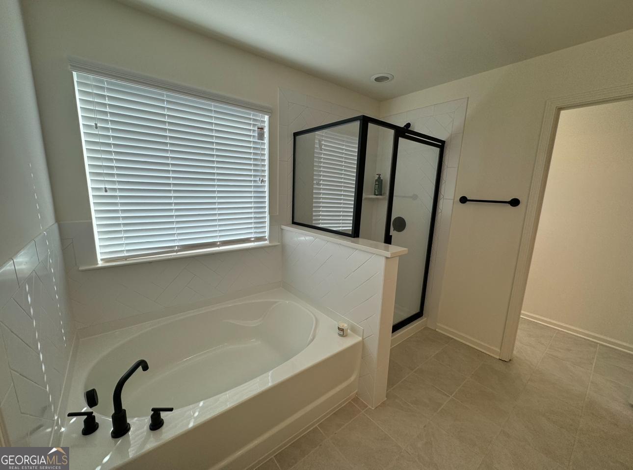 844 Venture Way Atlanta, GA 30331 - Photo 15 of 37 a bathroom with bathtub and a window