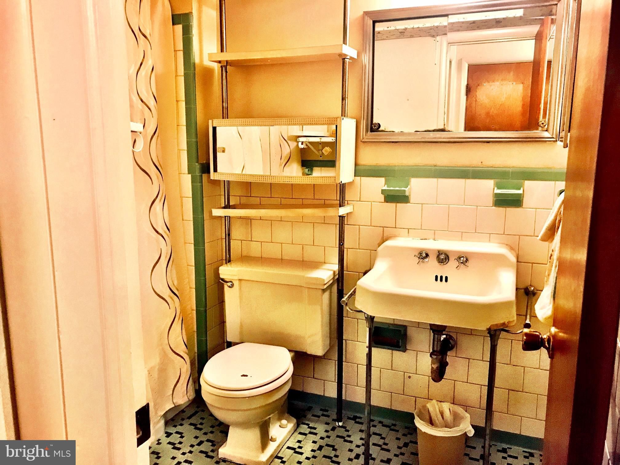 6710 Collinsdale Road Baltimore, MD 21286 - Photo 5 of 7 Bath