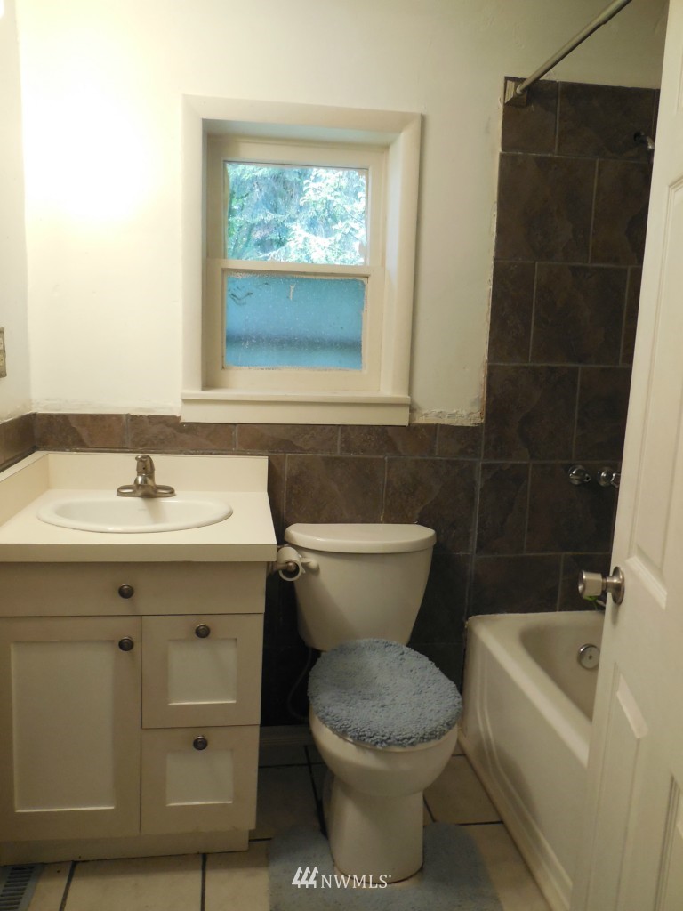 6371 Southwest Old Clifton Road Port Orchard, WA 98367 - Photo 8 of 13 Gallery Image 8