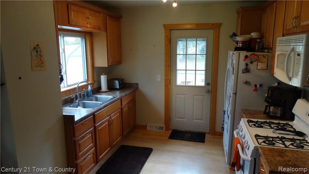 602 Collier Road Pontiac, MI 48340 - Photo 5 of 17