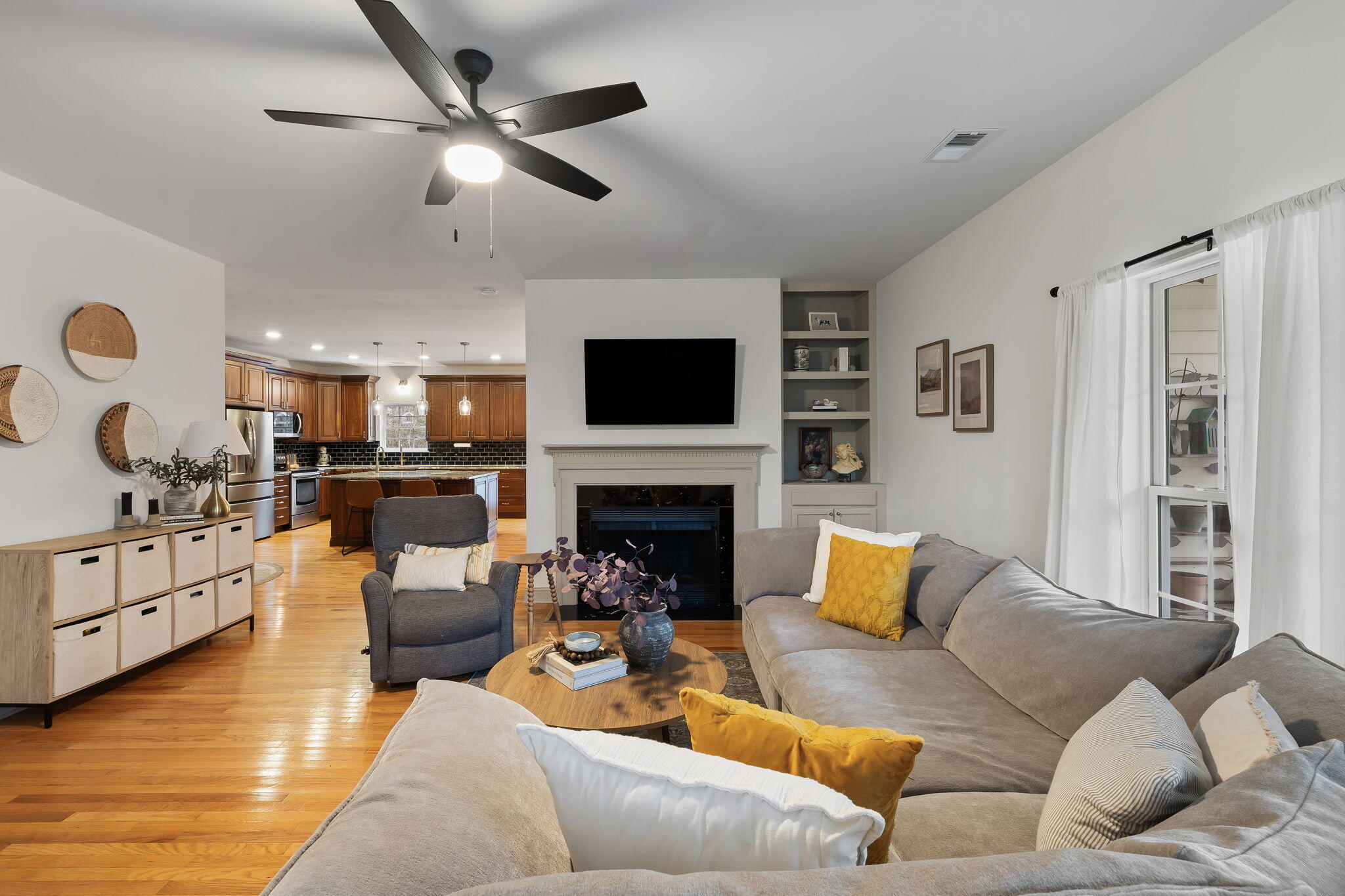 204 Ferry Point Drive Charleston, SC 29492 - Photo 13 of 36 Living Room