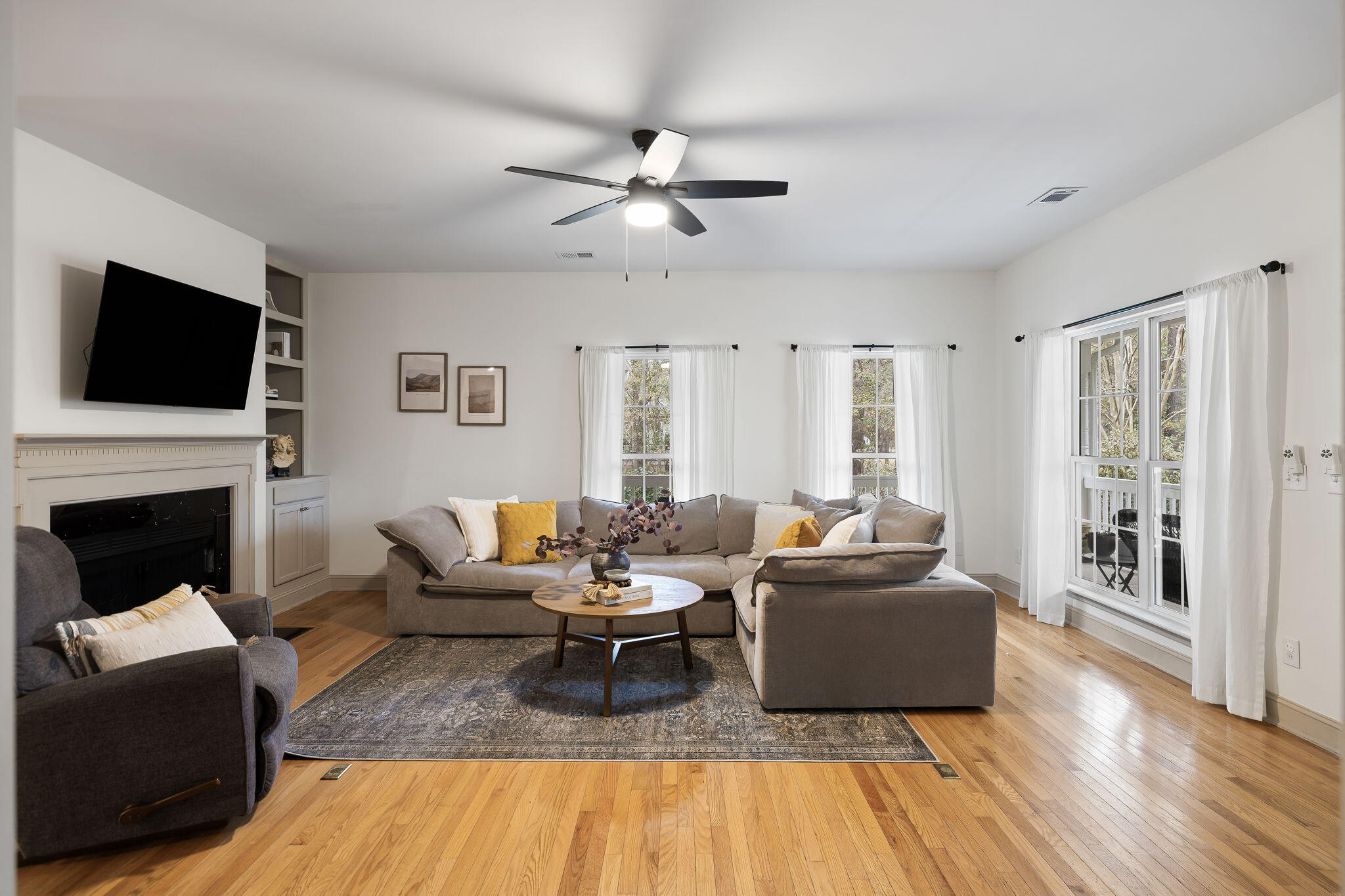 204 Ferry Point Drive Charleston, SC 29492 - Photo 5 of 23 Living Room