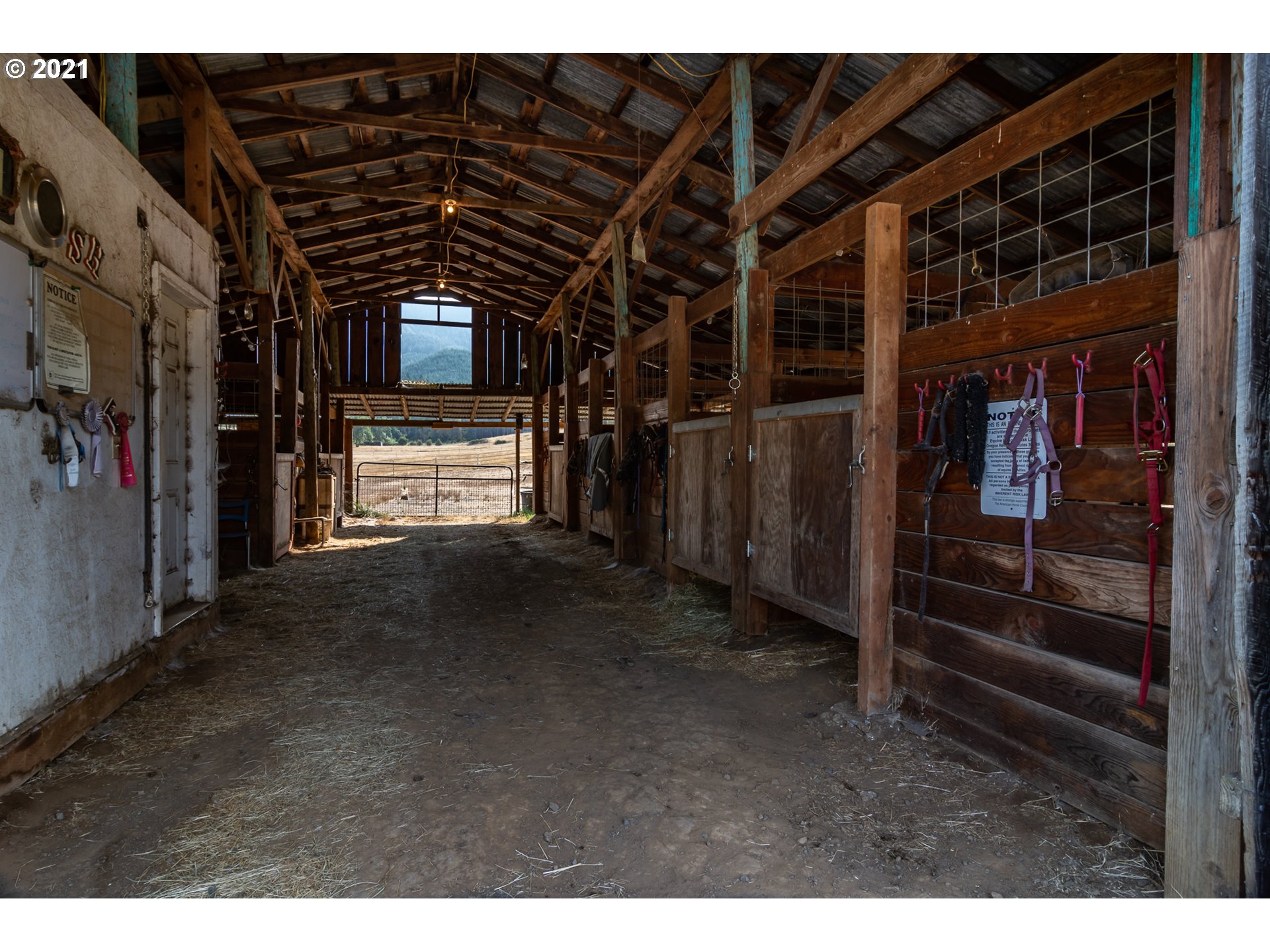 5852 Scotts Valley Road Yoncalla, OR 97499 - Photo 11 of 32 a view of empty room with wooden ceiling